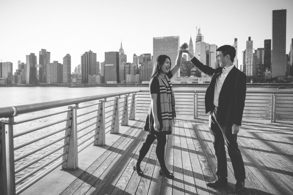 Engagement photoshoot in New York in Gantry State Plaza Park, overlooking the NYC skyline.